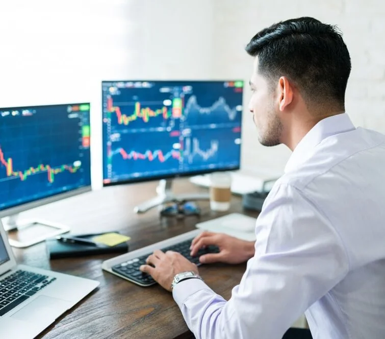 Trader che analizza grafici al computer